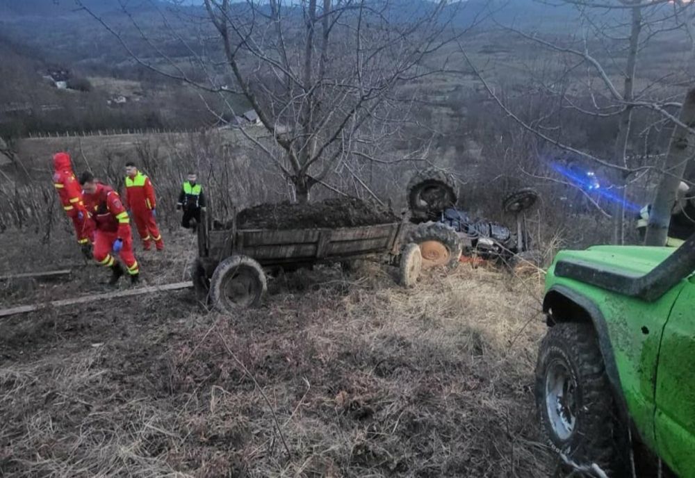 Un bărbat s-a răsturnat cu tractorul pe câmp și a murit