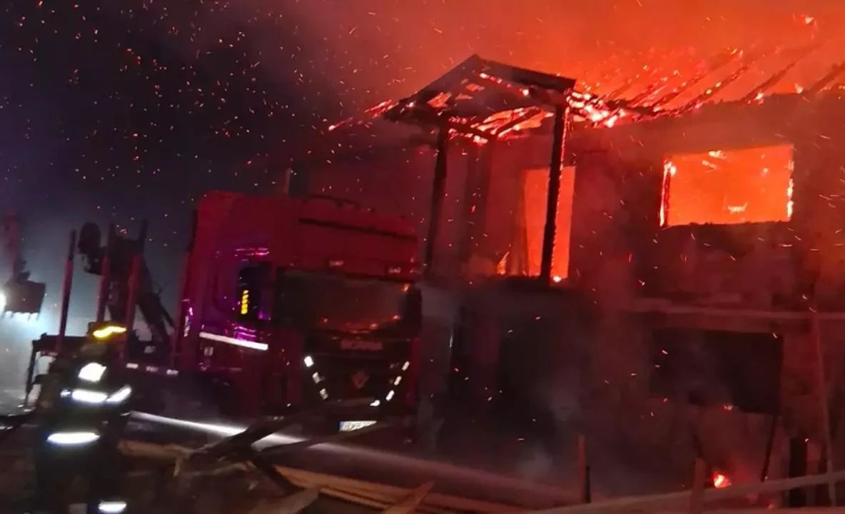 Incendiu devastator în Satu Mare: o casă a ars complet, o femeie salvată în ultimul moment
