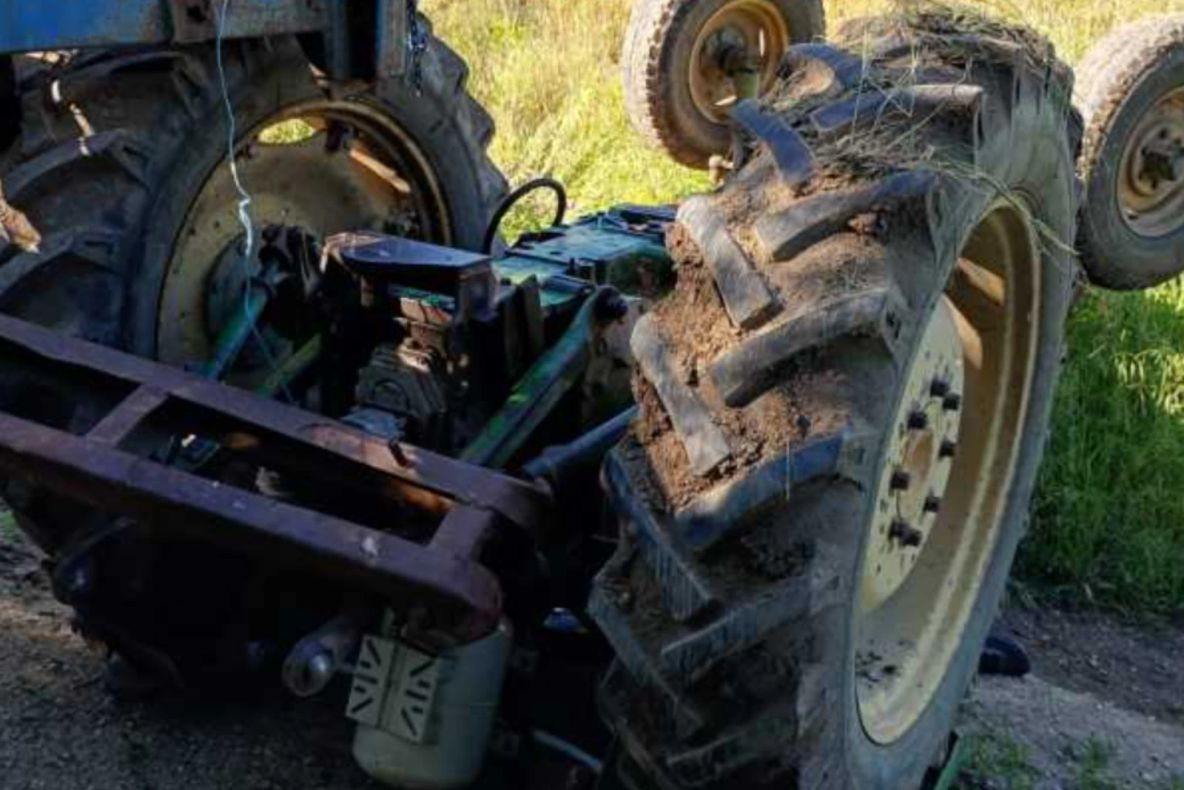 Accident tragic în Argeș. Un bărbat de 52 de ani a murit strivit sub tractorul pe care îl conducea