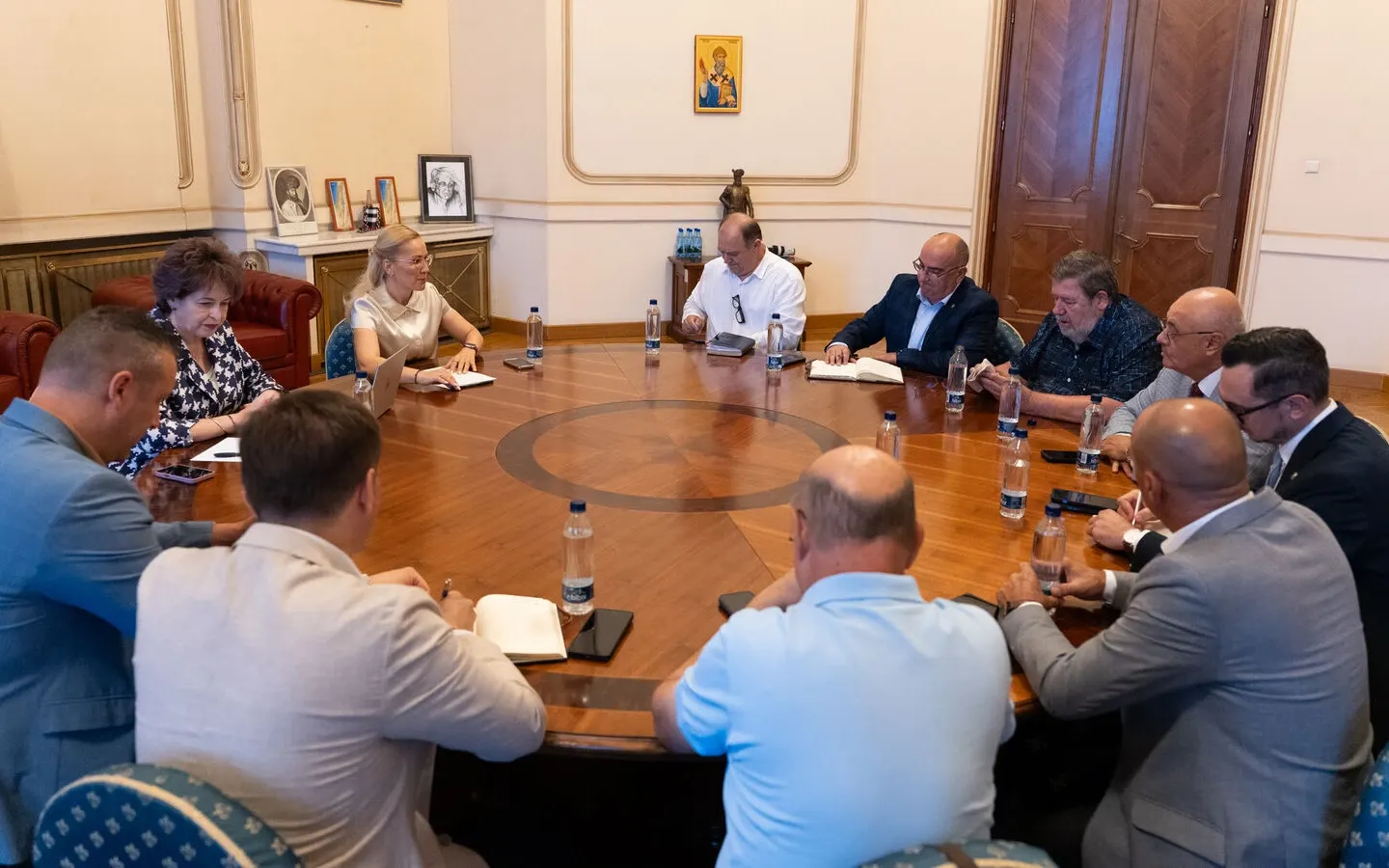AUR încheie un acord de consultare și dialog cu principalele confederații sindicale pentru corectarea Legii salarizării unitare
