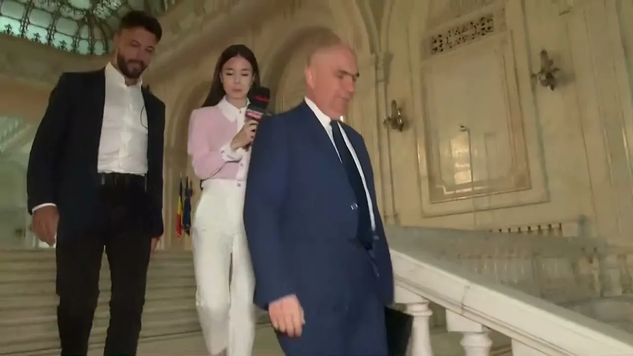 Bolojan fuge de întrebările jurnaliștilor. Tăcere totală când a fost întrebat despre criza din spitale și carburanți