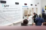 Românii, încă blocați la cozi și ghișee. Peste 8 din 10 spun că statul funcționează tot după logica „dosarului cu șină”
