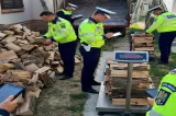 Polițiștii din Satu Mare, obligați să cântărească zilnic lemnele de foc pe care le folosesc pentru a se încălzi