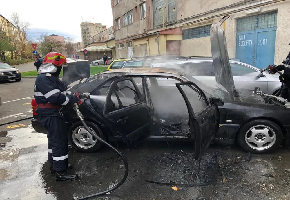 Mașină cuprinsă de flăcări într-o parcare de pe Drumul Careiului