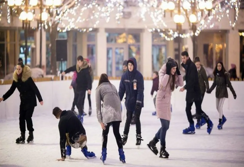 Patinoar acoperit de o plasă de lumini, în Piața 25 Octombrie
