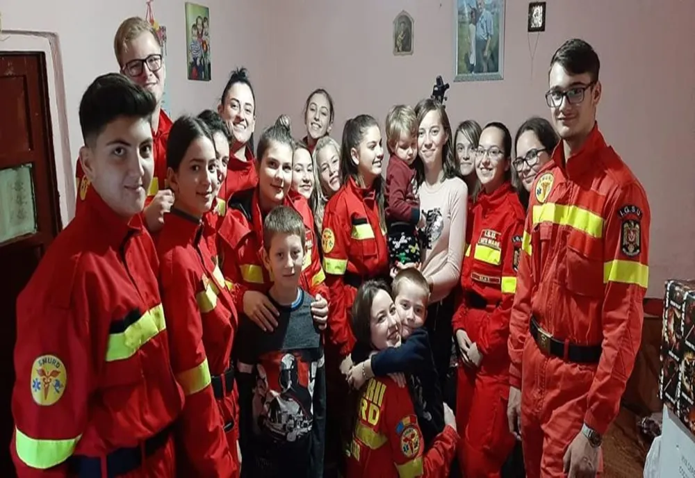 Cadouri pentru sărmani din partea voluntarilor ISU Satu Mare