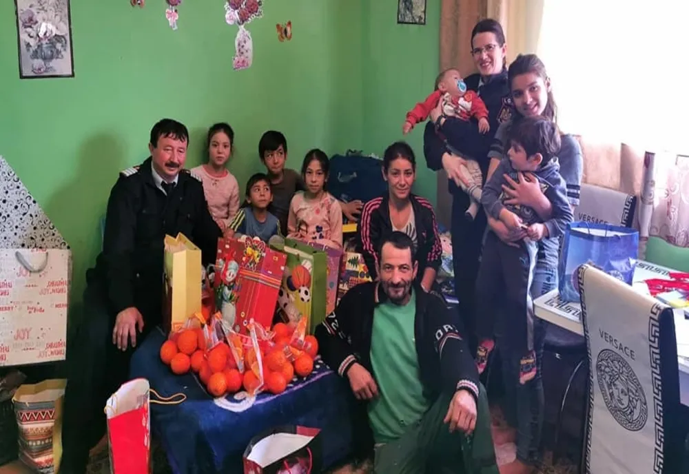 Pompierii sătmăreni, spiridușii Moșului pentru șapte frățiori 