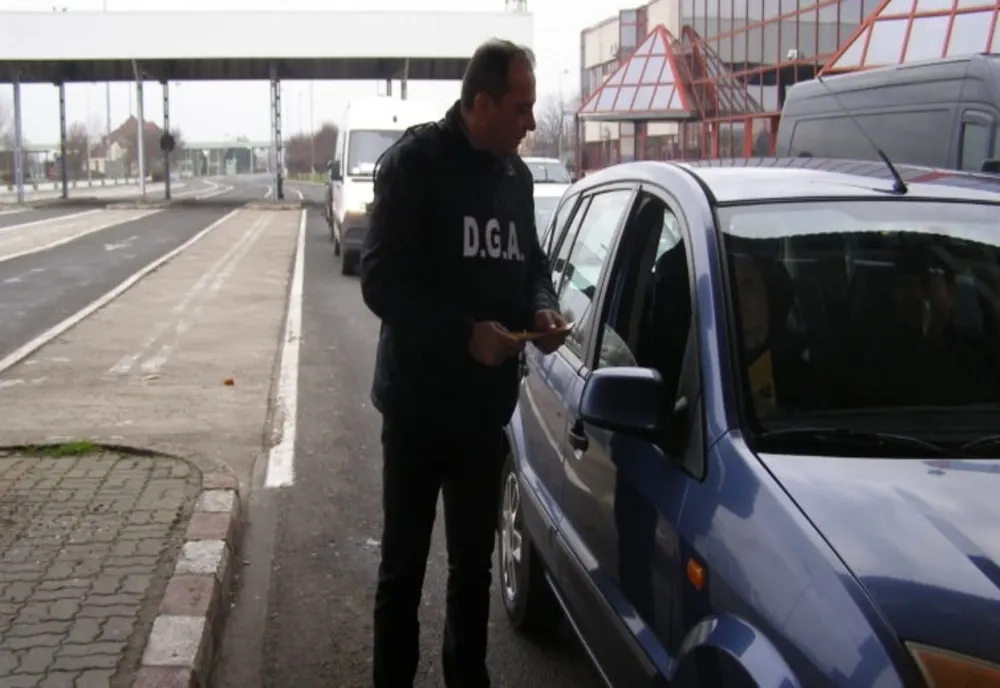 Acțiune anticorupție în Vama Petea. Șoferii aflați în tranzit prin Punctul de Trecere a Frontierei Petea, opriți de polițiști