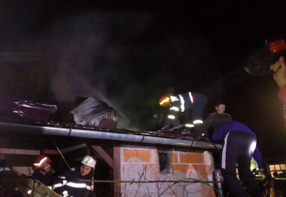 Incendiu la acoperișul unei case din județ