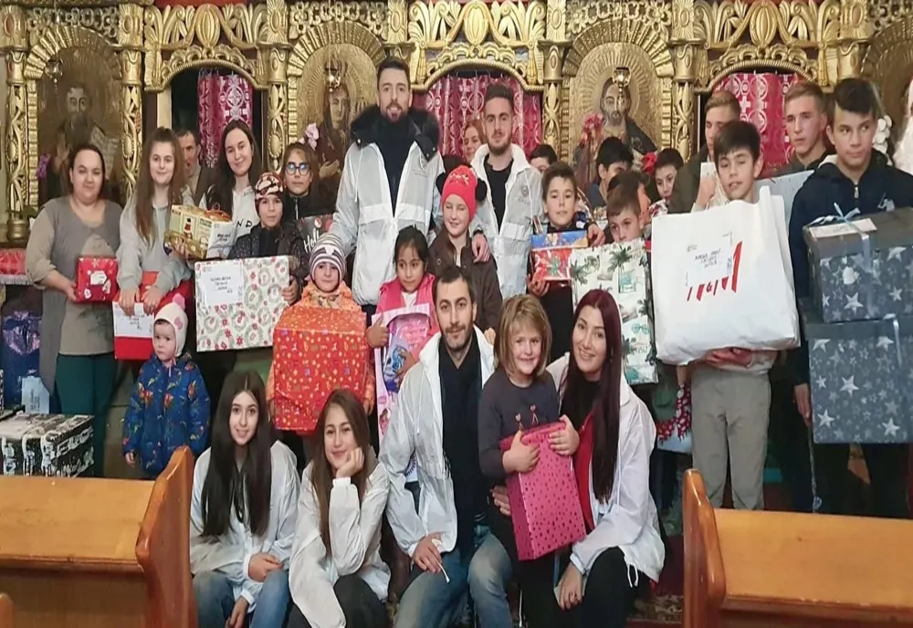 Peste 400 de copii au primit cadouri de la Ajutoarele lui Moș Crăciun