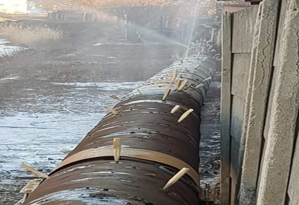 Imagini incredibile. „Dorel” de la Hațeg. Conducta de apă a orașului, „reparată” cu țepușe de lemn