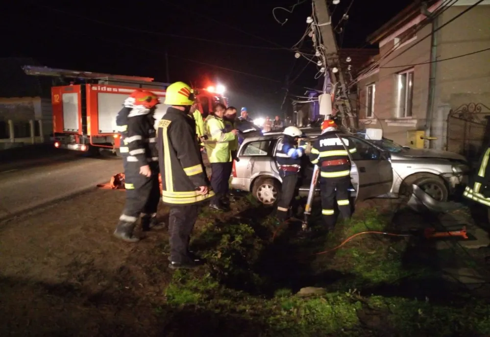 Șofer în stare gravă, după ce a intrat cu mașina într-un stâlp