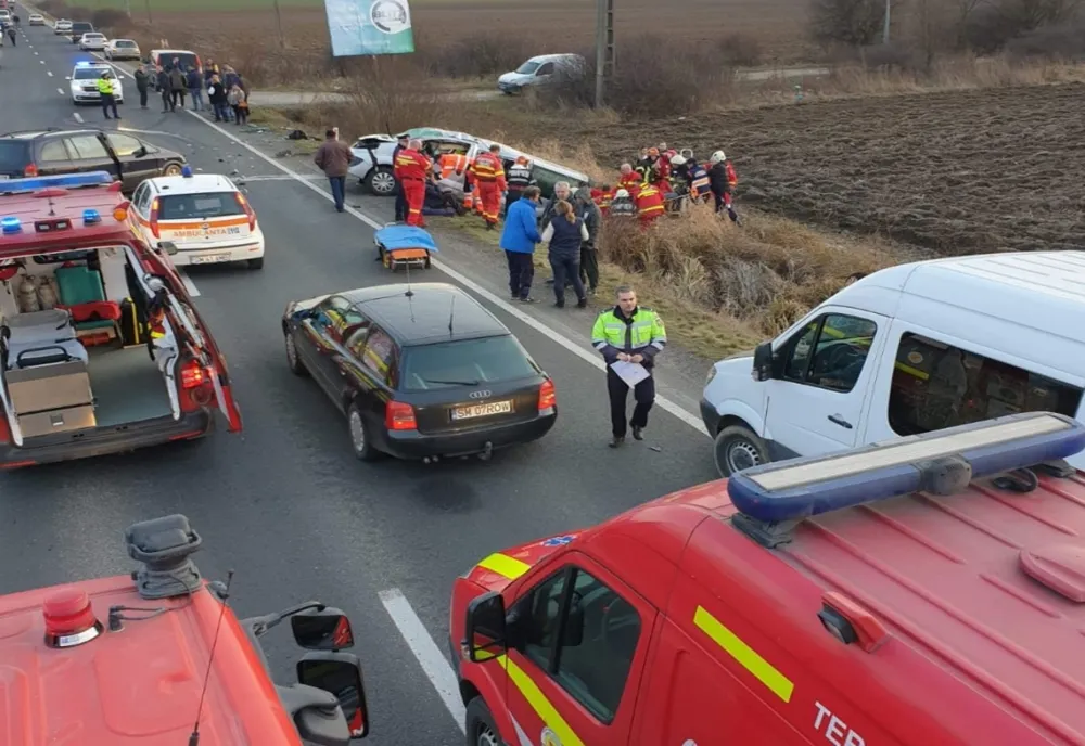 FOTO | Accident grav soldat cu opt victime, în Ardud