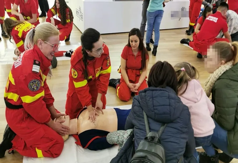 Demonstrații de acordare a primului ajutor oferite de paramedici și voluntari din cadrul ISU Satu Mare