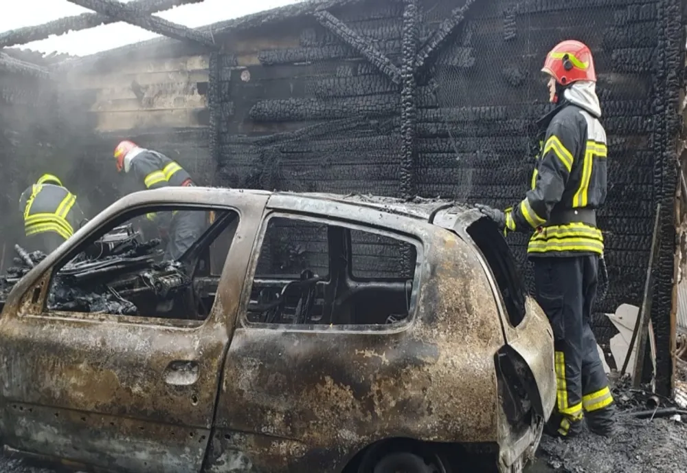 Incendiu puternic de la un trăsnet, la garajul unei case
