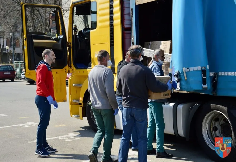 Mii de măști și mănuși au ajuns azi la Satu Mare. Echipamentele, donate de județul înfrățit, Ostalbkreis 