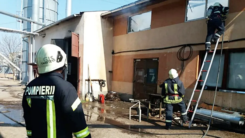 incendiu-acoperis-firma-satu-mare1