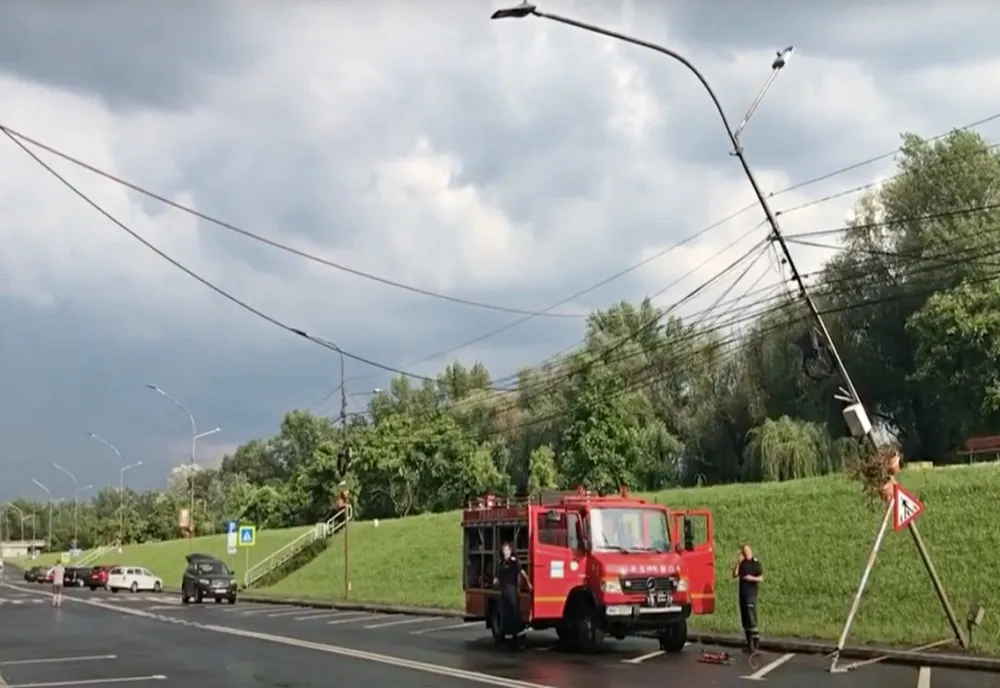 Mai multe mașini avariate, copac doborât și stâlp electric dislocat de furtună