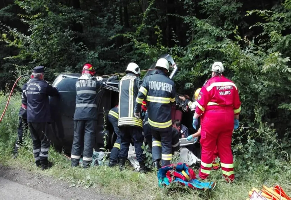 FOTO | Accident grav între Satu Mare şi Micula! O maşină s-a răsturnat