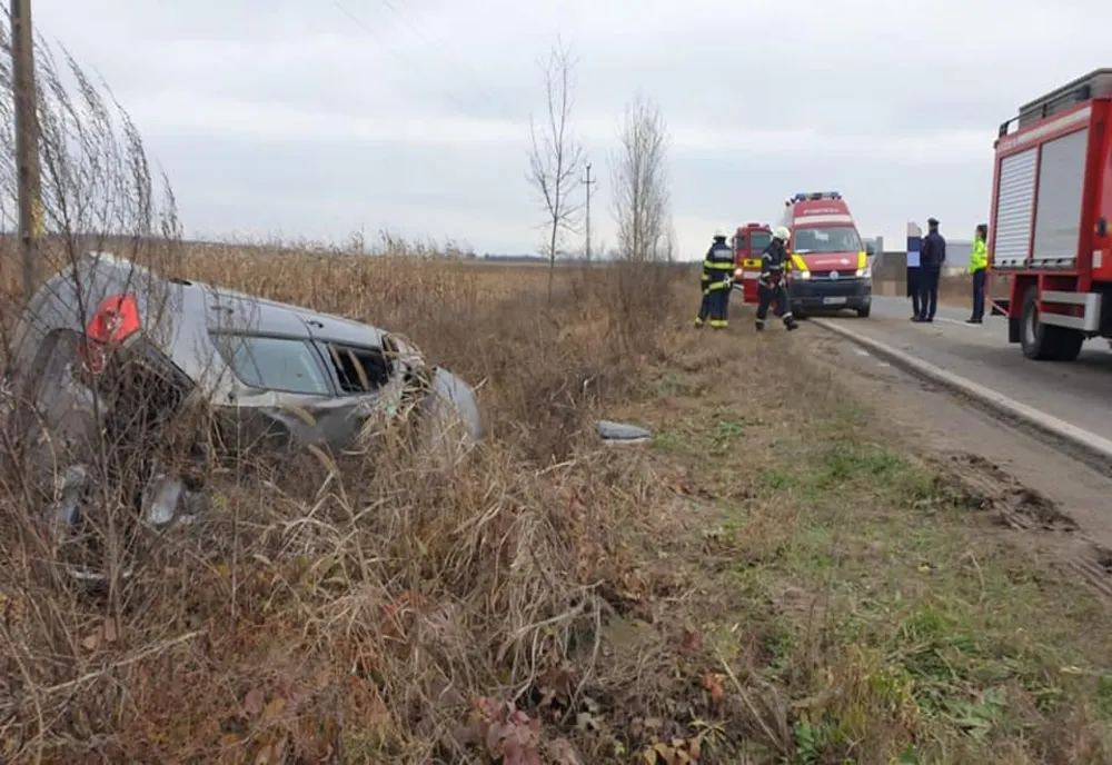 FOTO | Accident în judeţul Satu Mare! O şoferiţă s-a răsturnat cu maşina pe câmp