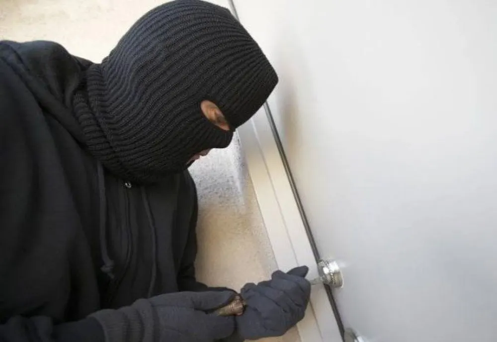 Maramureșean, reținut de polițiștii sătmăreni, pentru tâlhărie calificată! A intrat prin efracție ziua în amiaza mare să fure, dar a fost prins de proprietari