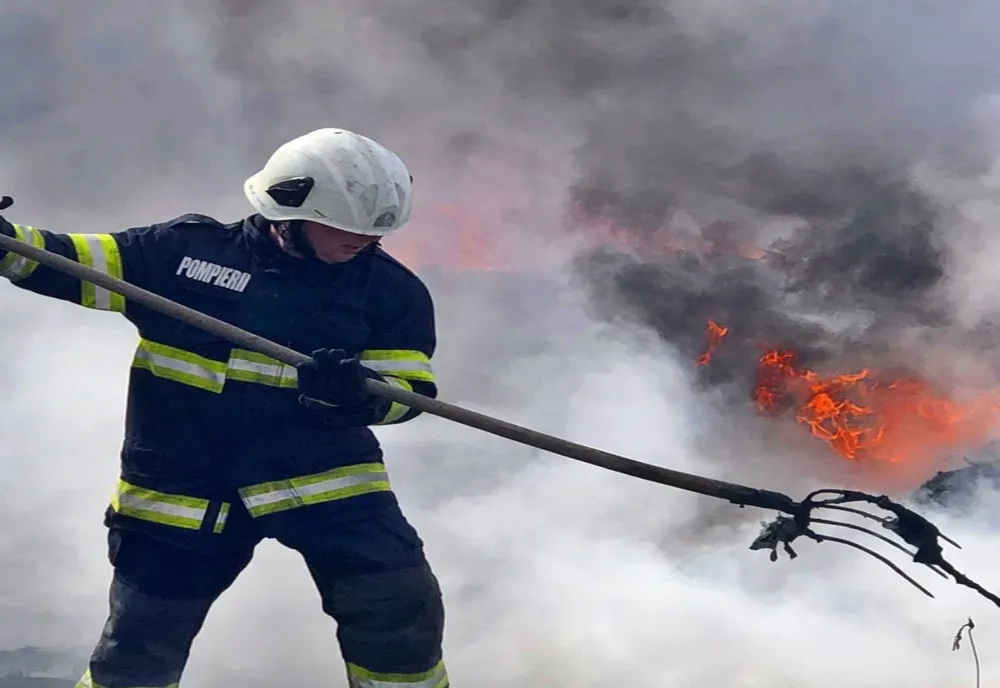 O sută de tone de deșeuri plastice, mistuite de un incendiu, în Satu Mare