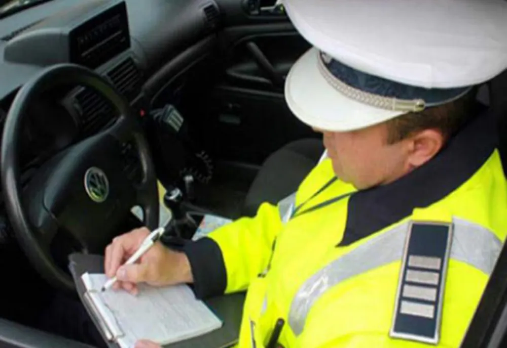 Opt șoferi, lăsați fără permise de polițiștii sătmăreni! Ce amenzi au mai fost aplicate