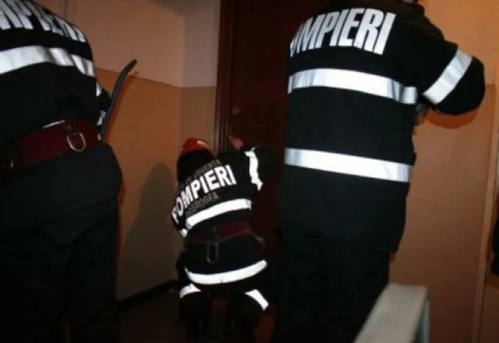 Pompierii din Satu Mare au salvat o femeie aflată în stare de inconştienţă în propriul apartament