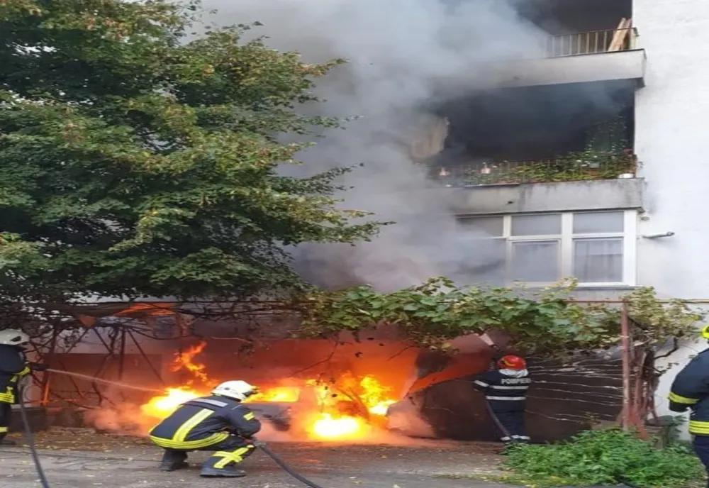 FOTO/VIDEO: Autoturism mistuit de incendiu, lângă un bloc din Satu Mare! Un bărbat a fost dus la spital, iar mai multe persoane au fost evacuate