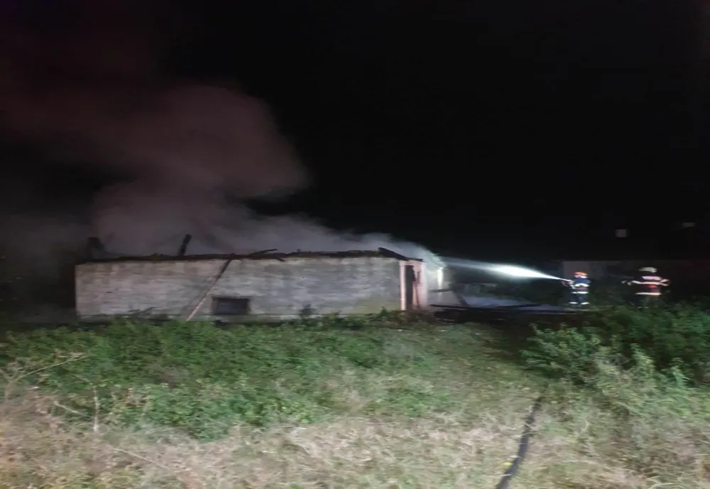 Incendiu în localitatea Baba Novac! Focul a fost pus intenţionat (FOTO)