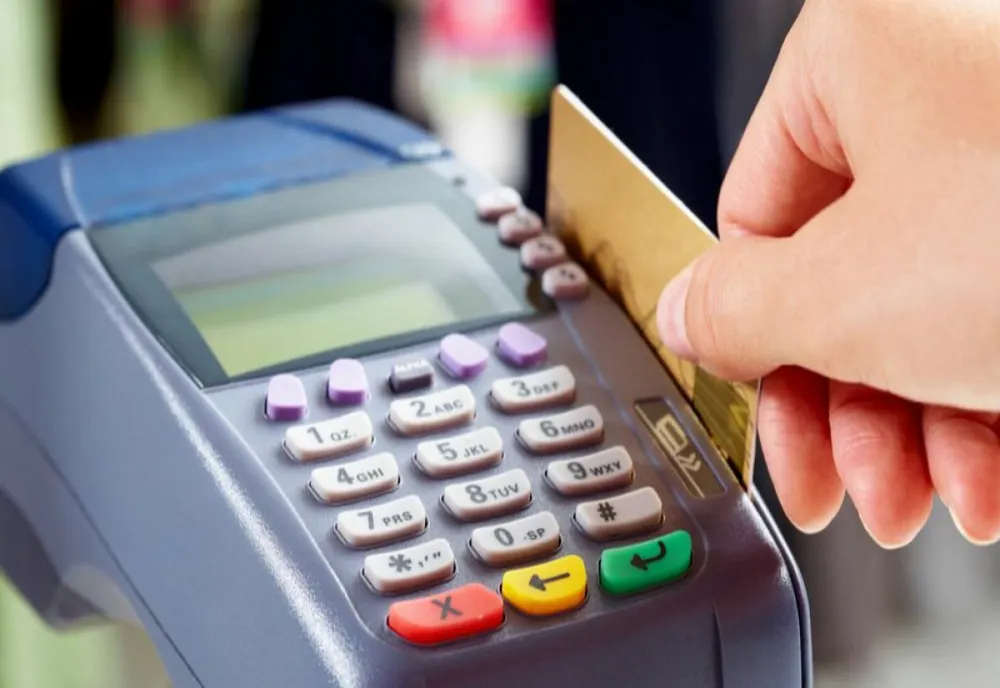 Trei tineri din Satu Mare au făcut cumpărături cu un card bancar găsit pe stradă