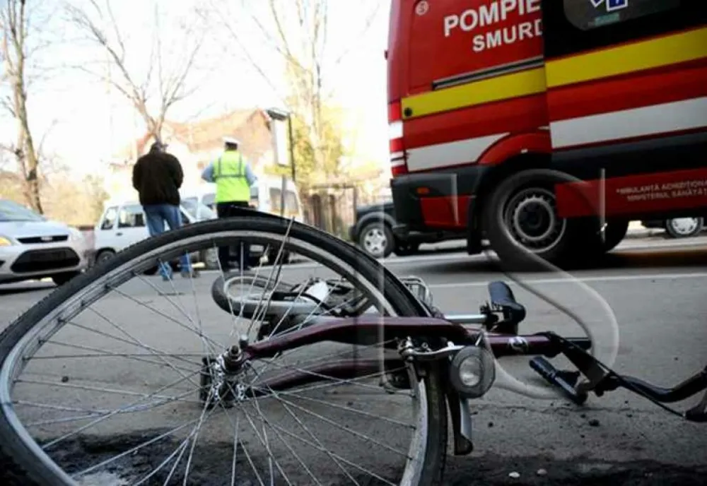 Biciclistă lovită de o maşină în localitatea Lazuri