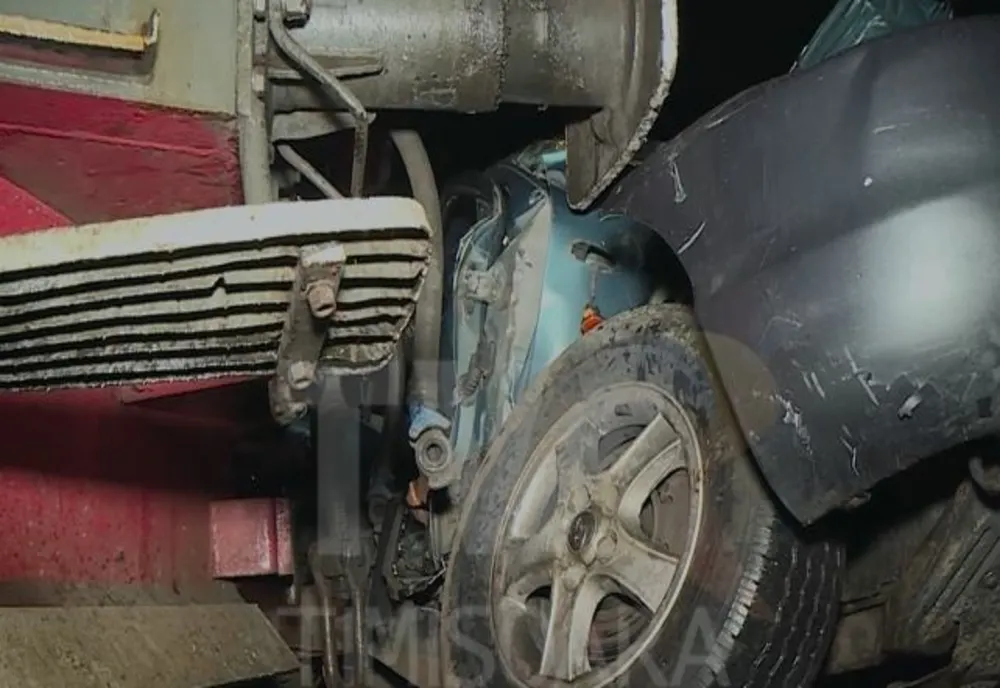 Grav accident în Satu Mare! Un tânăr de 19 ani a murit după ce maşina sa a fost lovită de tren