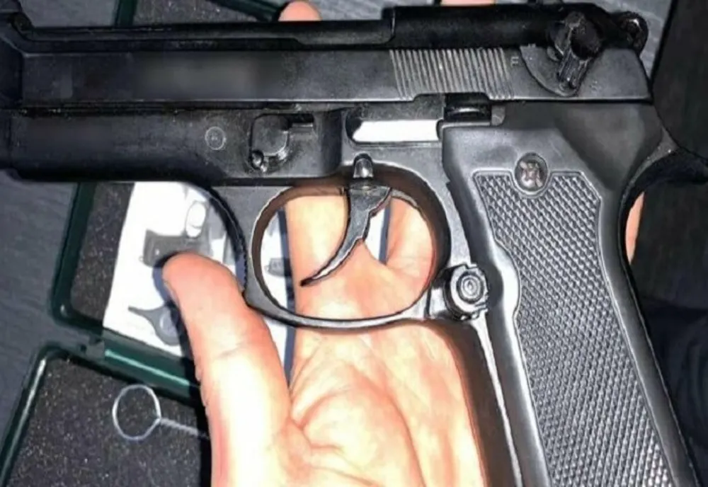 Scandal într-o localitatea din Satu Mare! 9 bărbaţi l-au ameninţat pe altul în propria curte