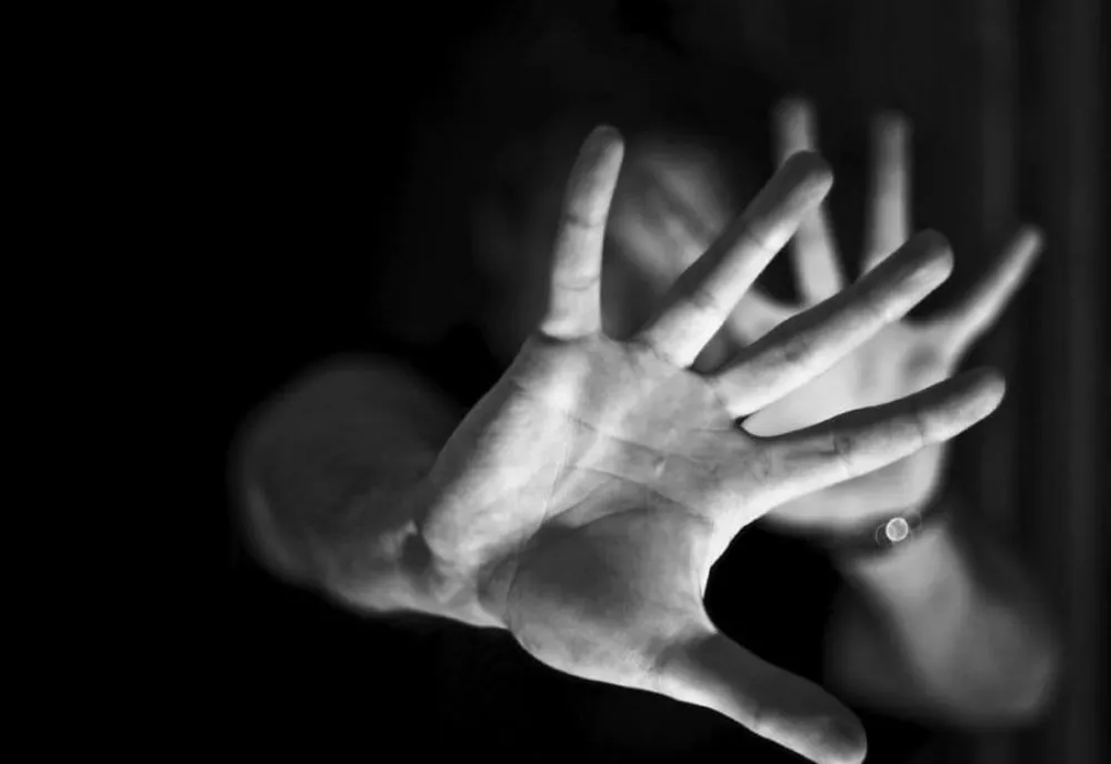 Sătmăreancă cercetată pentru violare de domiciliu și lovire 
