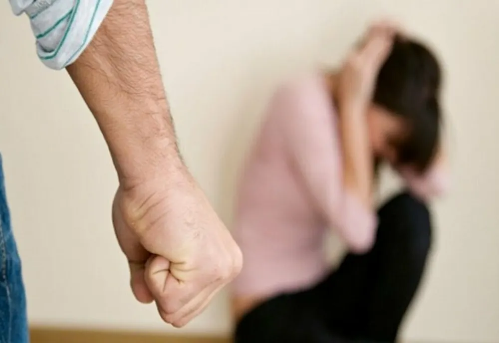 Tânără din Satu Mare bătută de fostul iubit în faţa familiei
