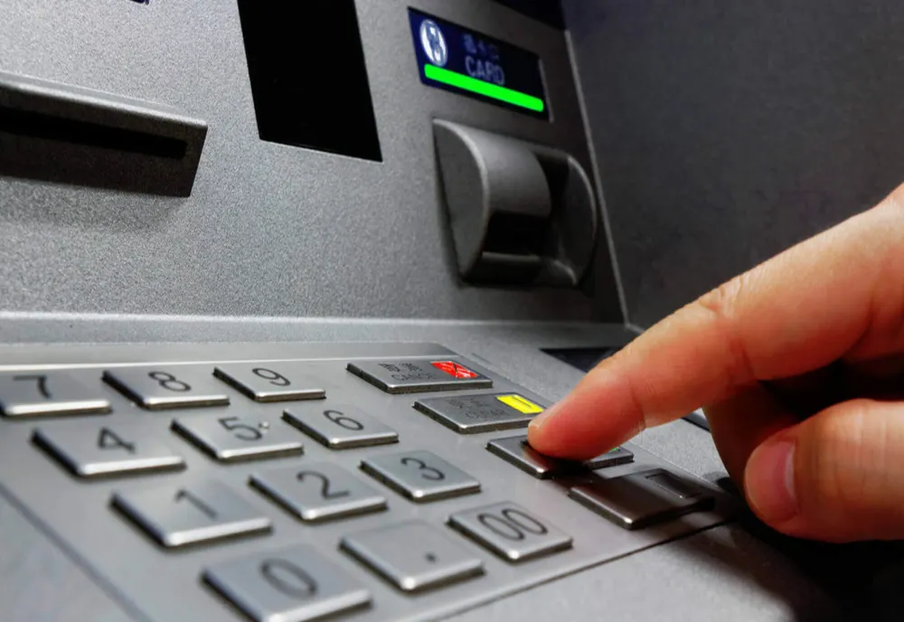 Card pierdut de un bătrân din Carei! Un bărbat l-a găsit şi l-a golit de bani