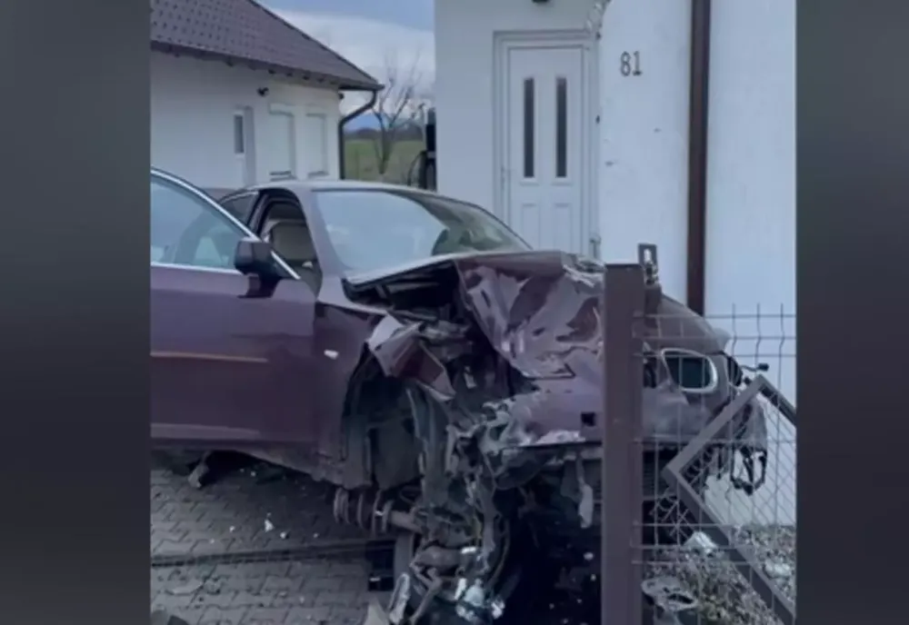 Momentul în care o mașină se izbește violent de o casă, chiar în dimineața de Crăciun VIDEO