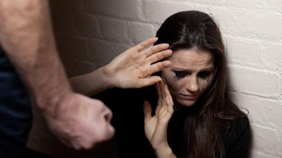 femeie-batuta-de-sot