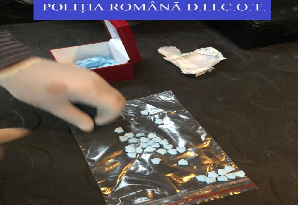 Traficant prins în flagrant de polițiști. Drogurile urmau să ajungă în cluburile din Satu Mare