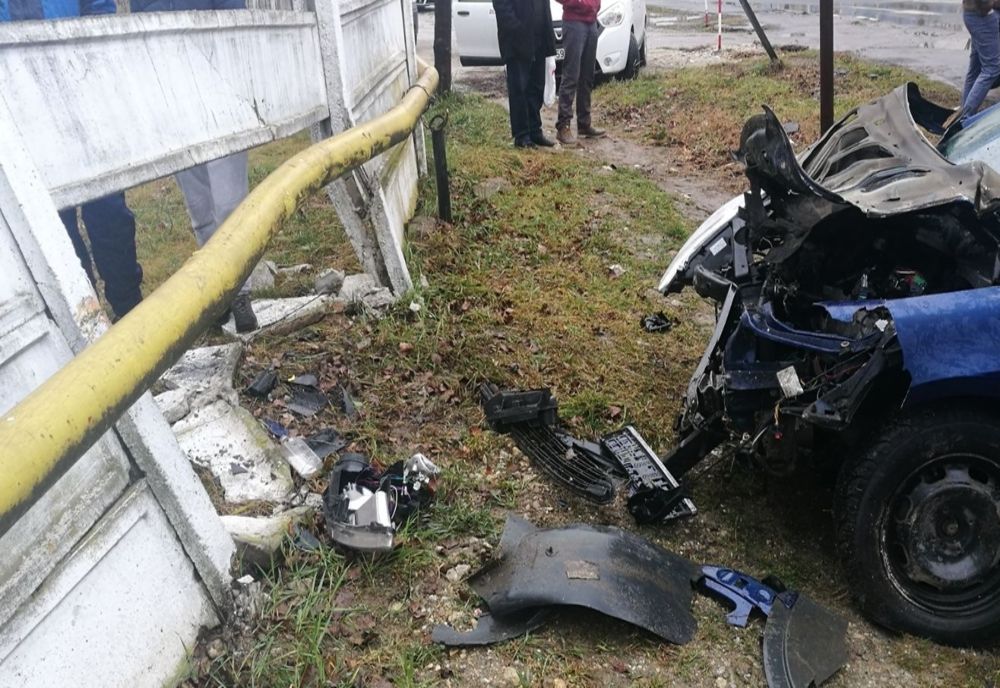 Pericol de explozie, după ce un șofer a intrat cu mașina în țeava de gaz