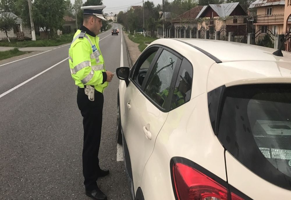 Bărbat prins la plimbare cu o mașină cu numere false 