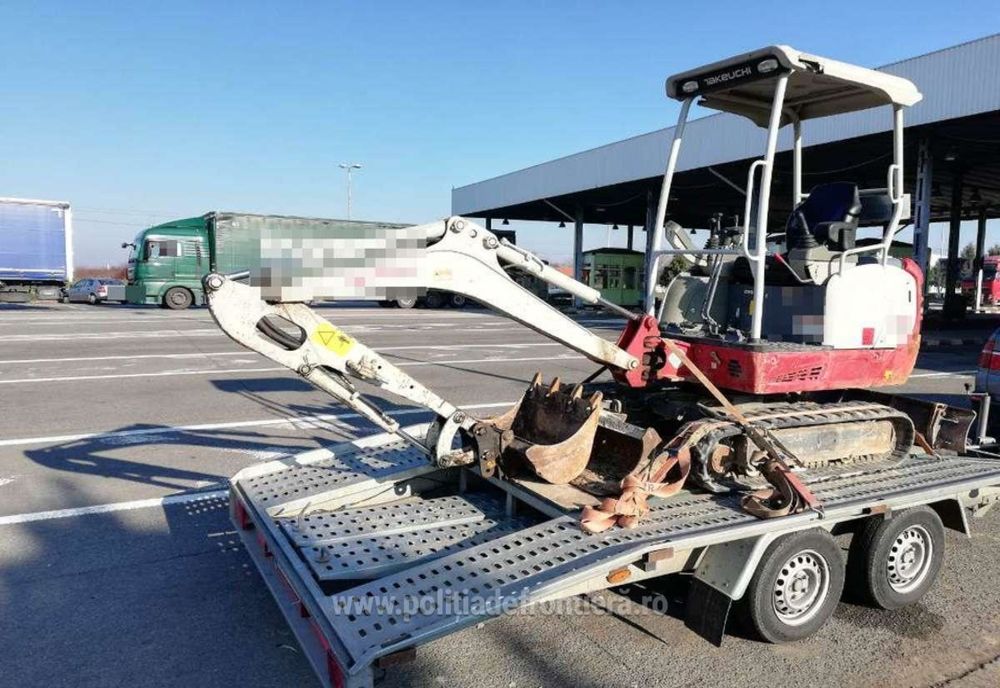 Mini-excavator căutat în Italia, descoperit și indisponibilizat în Vama Petea
