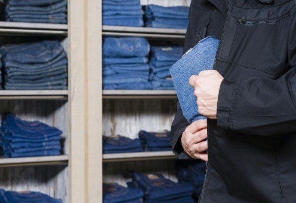 S-a lăudat în gura mare că a furat haine și nu a fost prins. Dar a fost auzit de un jandarm