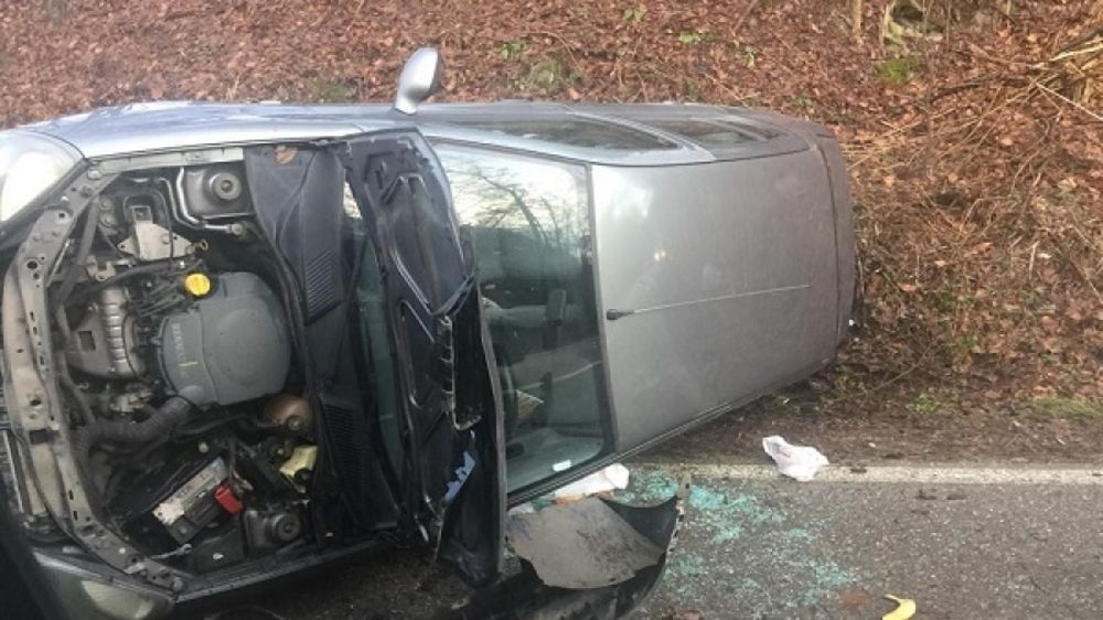 Accident în județ. O mașină s-a răsturnat într-un șanț