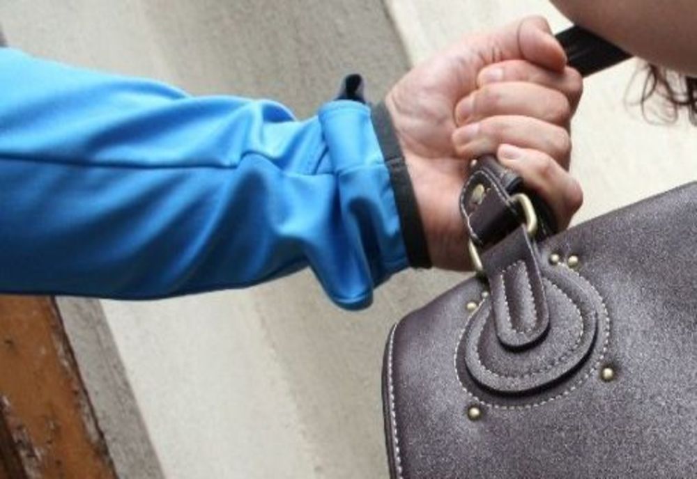 Femeie tâlhărită în scara unui bloc