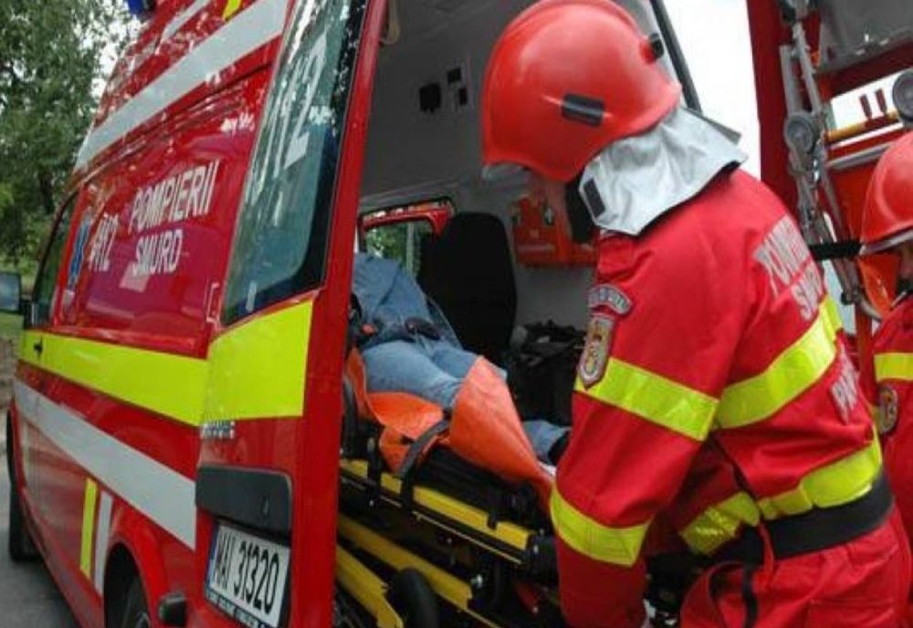 Femeie accidentată de un autoturism, în timp ce traversa strada prin loc nepermis