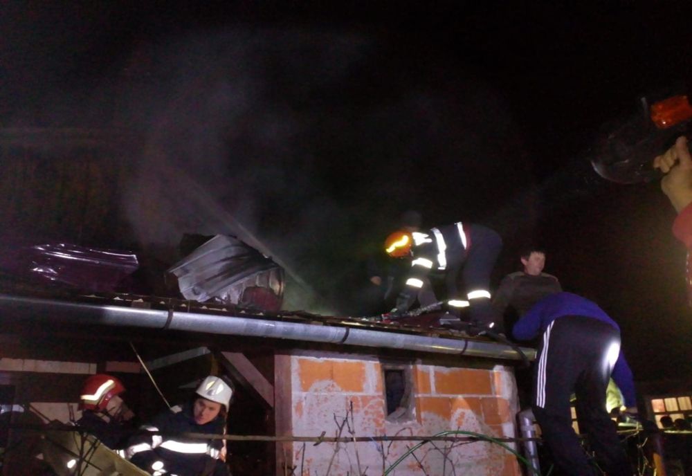 Incendiu la acoperișul unei case din județ