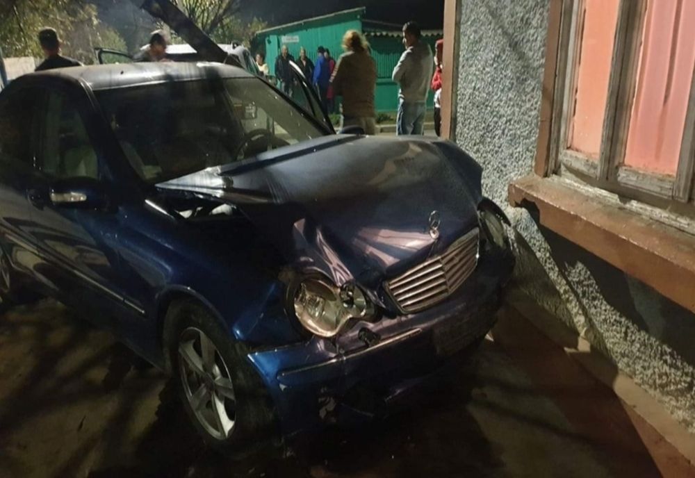 O mașină a fost proiectată într-o casă, într-un accident rutier 
