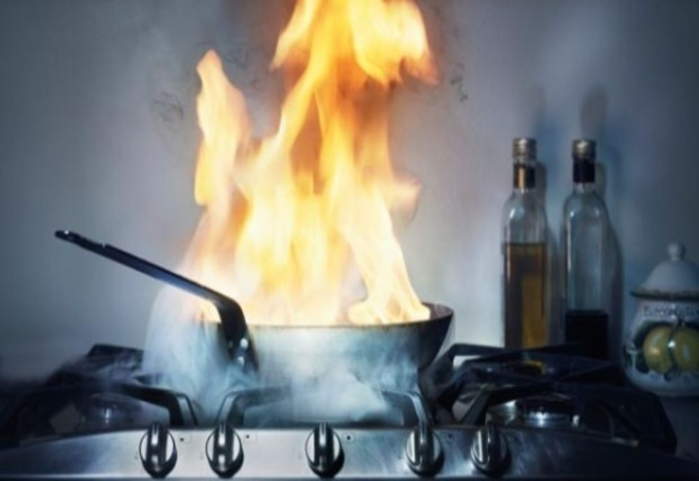 A lăsat mâncarea pe foc și a plecat de acasă. Pompierii, chemați de urgență